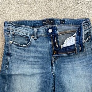Lucky brand medium wash jeans. Size 6.